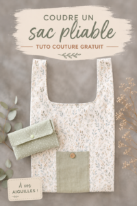 Sac pliable en tissu coloré posé sur une table, prêt à l'emploi