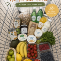 Une vue d'un panier de courses rempli de légumes frais et de produits sains