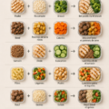 Un délicieux repas sain prêt à être emporté au bureau, comprenant une salade colorée et des protéines.