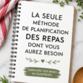 Femme préparant des repas sains en utilisant un planning de menu