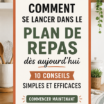 Femme souriante planifiant ses repas avec un carnet dans la cuisine.
