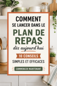 Femme souriante planifiant ses repas avec un carnet dans la cuisine.