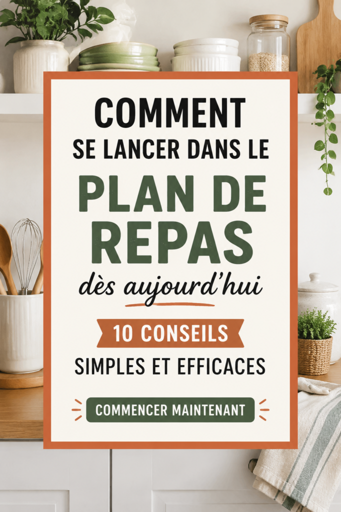 Femme souriante planifiant ses repas avec un carnet dans la cuisine.