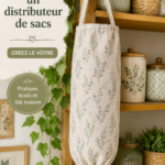 Un distributeur de sacs coloré en tissu, accroché au mur dans une cuisine moderne.