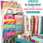 Un coin de rangement pratique pour le papier cadeau avec des étagères colorées.