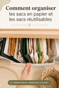 Photo de sacs en papier et réutilisables bien organisés dans une cuisine