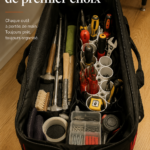 Un espace de travail bien organisé avec des outils de rangement