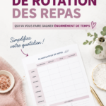 Femme souriante préparant des repas planifiés à la cuisine