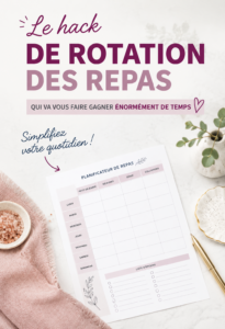 Femme souriante préparant des repas planifiés à la cuisine