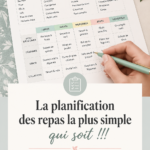 Planification des repas minimaliste avec un carnet et un stylo sur une table en bois.