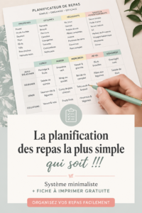 Planification des repas minimaliste avec un carnet et un stylo sur une table en bois.