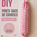 Porte-sac DIY en tissu suspendu dans une cuisine chaleureuse.