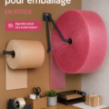 Un élégant rack mural en bois sur une décoration intérieure moderne.