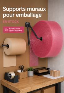 Un élégant rack mural en bois sur une décoration intérieure moderne.