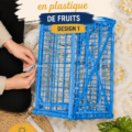Caisses plastiques réutilisées en objets décoratifs colorés dans un salon