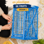 Caisses plastiques réutilisées en objets décoratifs colorés dans un salon