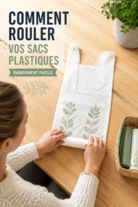 Une femme organise des sacs plastiques en les roulant pour un rangement optimal.