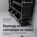 Espace de rangement avec des étagères sur mesure et des objets bien organisés, illustrant l'optimisation du rangement.