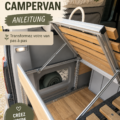 Un lit en bois sur mesure dans un van aménagé, offrant confort et fonctionnalité.