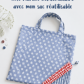 Une femme souriante faisant ses courses au marché, avec un grand sac réutilisable rempli de produits frais.