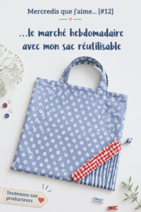 Une femme souriante faisant ses courses au marché, avec un grand sac réutilisable rempli de produits frais.