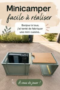 Mini cuisine de camping avec ustensiles et ingrédients sur une table en extérieur
