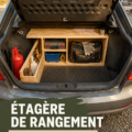 Rangement organisé d'outils dans une voiture, avec des étagères et des pochettes.