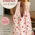 Sac à provisions en tissu aux motifs de fraises, prêt à être utilisé pour faire des courses.