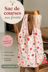 Sac à provisions en tissu aux motifs de fraises, prêt à être utilisé pour faire des courses.