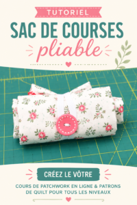 Un sac pliant coloré posé sur une table en bois, pratique pour le rangement.