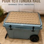 Revêtement SeaDek authentique installé sur un Yeti Tundra Haul, offrant un look esthétiquement plaisant