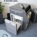 Étagères en bois bien organisées avec des accessoires de rangement pratiques, créant une ambiance harmonieuse.