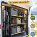 Garage bien organisé avec des étagères et des accessoires de rangement pratiques.