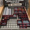 Un garage bien organisé avec des bacs Gridfinity colorés