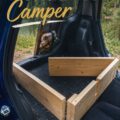 Honda Fit aménagée pour le camping avec rangements pratiques.