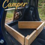 Honda Fit aménagée pour le camping avec rangements pratiques.