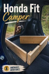 Honda Fit aménagée pour le camping avec rangements pratiques.