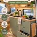 Cuisine organisée dans un van aménagé mettant en valeur le mobilier pratique