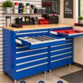 Meuble industriel moderne avec espace de rangement optimisé dans un salon chaleureux