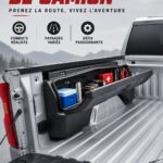 Garage bien organisé avec des étagères et des bacs de rangement.