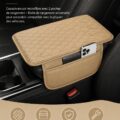 Housse de console en cuir synthétique pour voiture beige, ajoutant style et fonctionnalité au rangement.