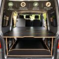 Un intérieur bien organisé avec des systèmes de rangement polyvalents et esthétiques.