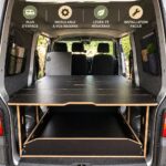 Un intérieur bien organisé avec des systèmes de rangement polyvalents et esthétiques.