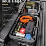 Organisation astucieuse sous un siège de voiture, illustrant des idées de rangement pratique.