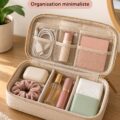 Espace de travail organisé avec des essentiels du quotidien
